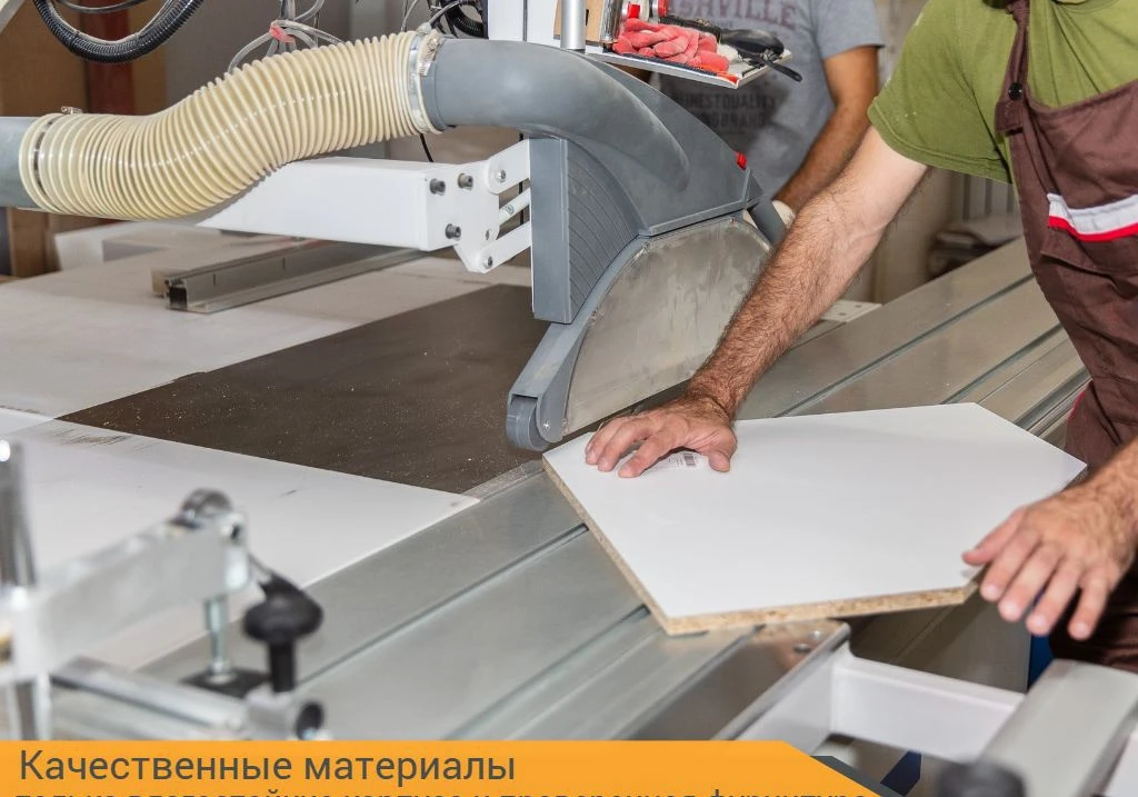 Белая глянцевая кухня с витриной Краснодар